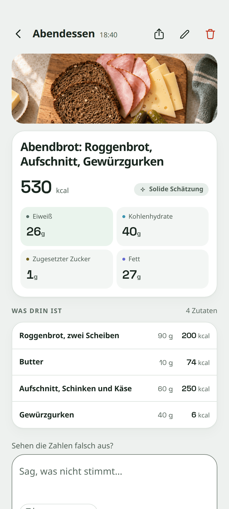 Eine geöffnete Mahlzeit: das Foto davon, 530 kcal als solide Schätzung markiert, die vier Makros und die vier gefundenen Bestandteile jeweils mit Gramm und Kalorien.