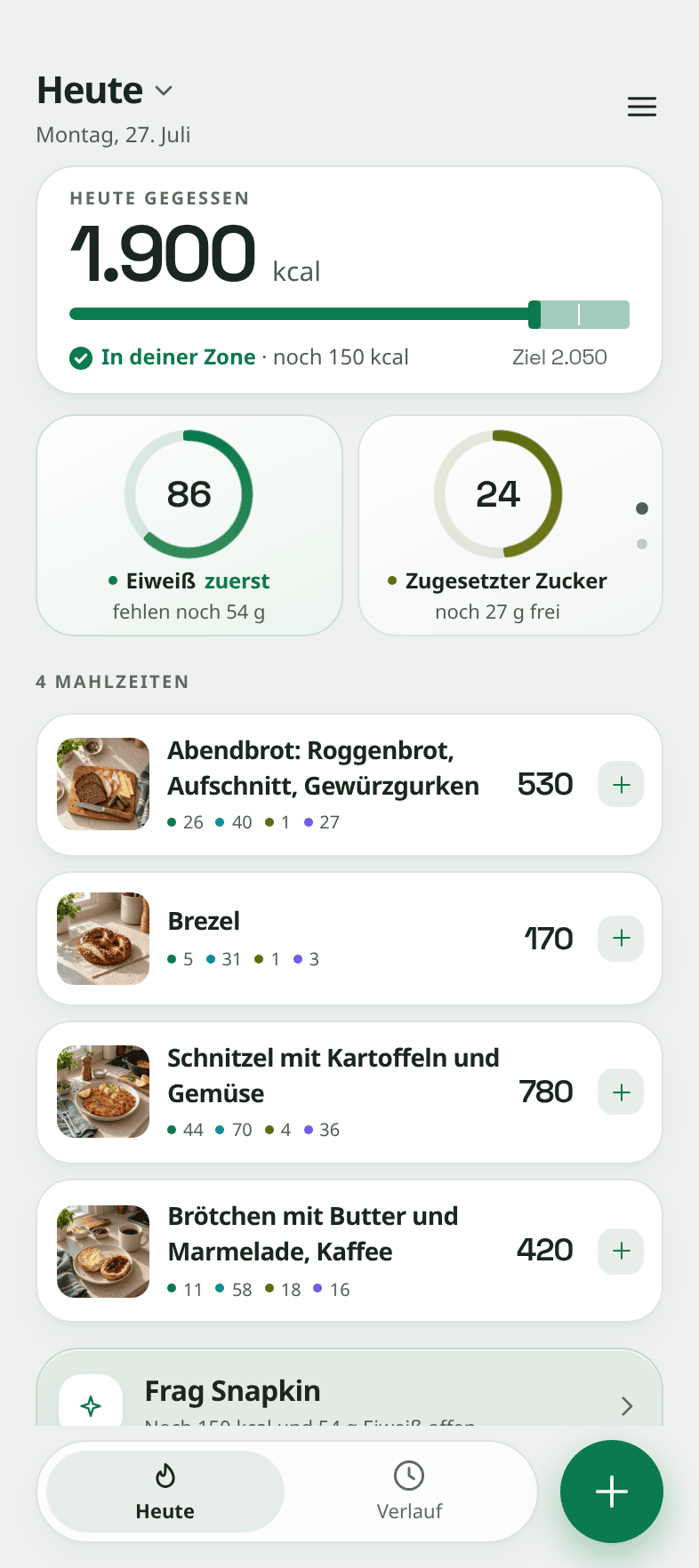Der Tagesbildschirm von Snapkin, die rechte Karte auf zugesetzten Zucker gedreht. Sie zeigt 35 Gramm verbraucht und 33 Gramm übrig. Daneben zeigt der Eiweißring 134 Gramm, mit 36 noch zu gehen. Darunter ein Tag mit vier Mahlzeiten, zusammen 2.640 von 2.700 kcal.