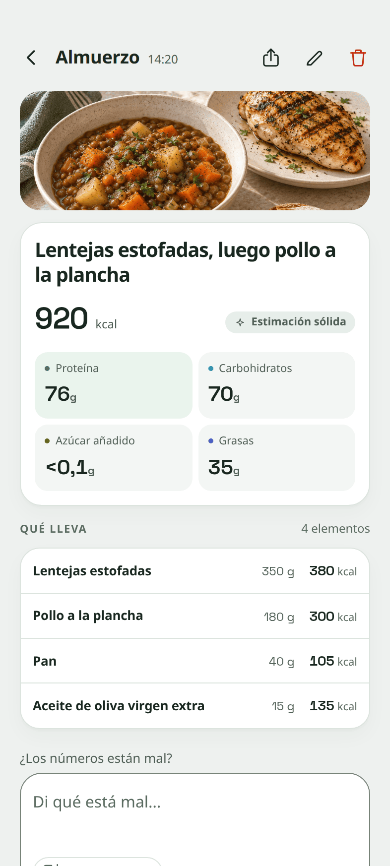 Una comida abierta: su foto, 920 kcal marcadas como Estimación sólida, los cuatro macros y los cuatro elementos encontrados con los gramos y las calorías de cada uno.