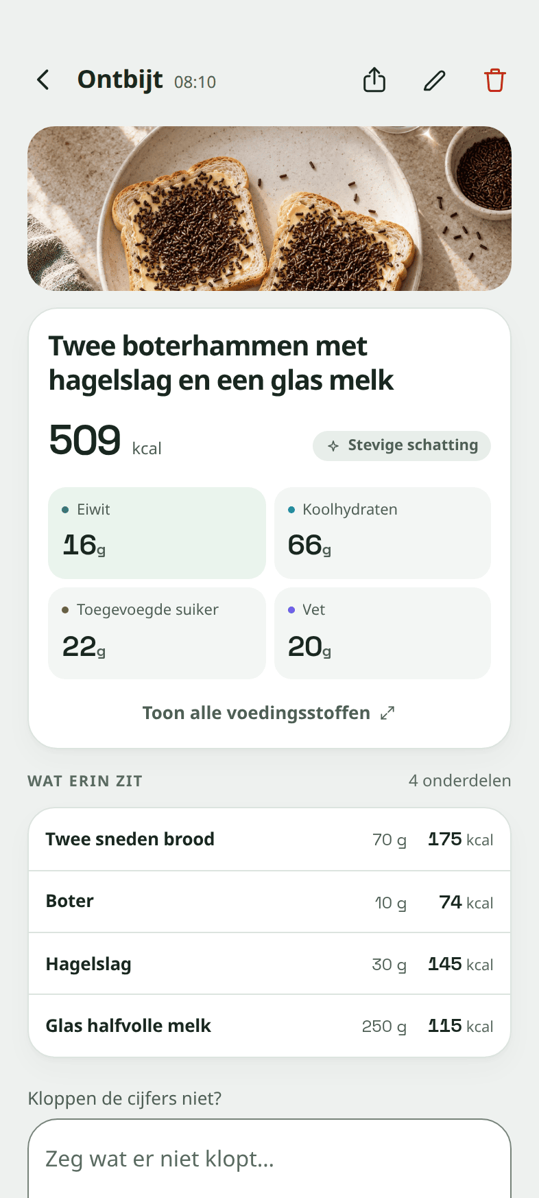 Eén maaltijd opengeklapt: de foto ervan, 509 kcal met de vermelding Stevige schatting, de vier macro's, en de vier onderdelen die het vond met de grammen en calorieën die het aan elk gaf.
