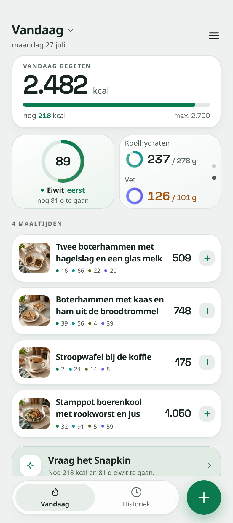 De dag tot nu toe: 2.482 van de 2.700 kcal gegeten, nog 218 over, eiwit op 89 g met nog 81 g te gaan, en daaronder de vier gelogde maaltijden, elk met de foto waaruit ze geschat is.